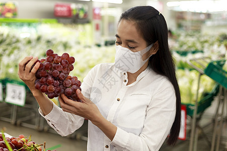 身戴保护面罩的亚洲女性长头发超标购物销售女士杂货店店铺恐慌百货杂货大车隔离图片