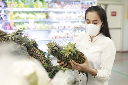 身戴保护面罩的亚洲女性长头发超标市场杂货店杂货疾病顾客零售面具大车购物女士图片