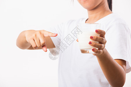 妇女用手握手 喝杯子中的白牛奶幸福牙齿女性食物饮料女孩奶制品微笑女士饮食图片