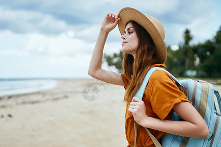 带着背包自然模型的自信旅行者图片