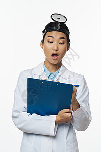 专业女医生 头部上戴医疗工具的女专业医生图片