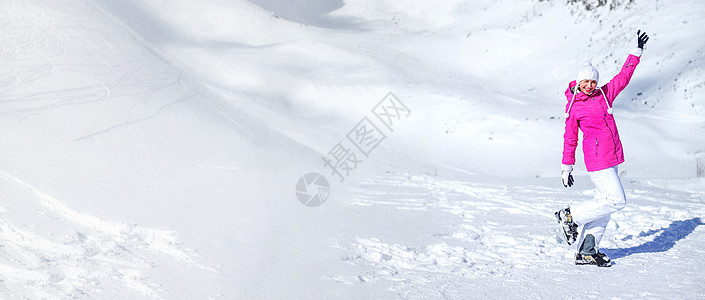 与穿粉红色衣服的年轻女子一起打滑雪舞和白山图片