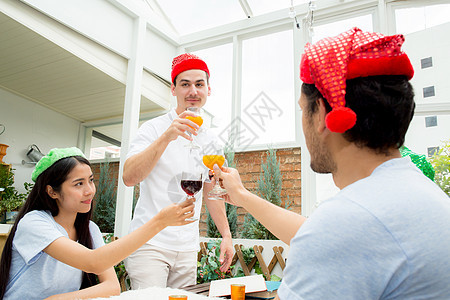 亚洲组在户外聚会饮酒的人 朋友小组c成人男人干杯男性啤酒假期乐趣女性食物餐厅图片