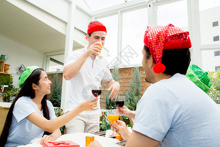 亚洲组在户外聚会饮酒的人 朋友小组c女士食物庆典玻璃成人干杯假期男人餐厅朋友们图片