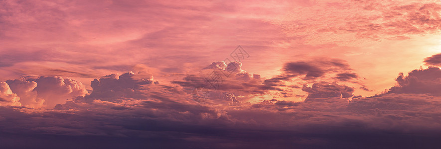 全景观红紫日落天空 美丽的云彩风景背景图片