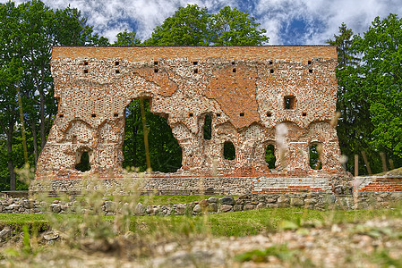 爱沙尼亚维尔詹迪中世纪城堡的废墟 在夏日阳光明媚的日子里公园石工景点地标天空蓝天风景季节石头爬坡图片