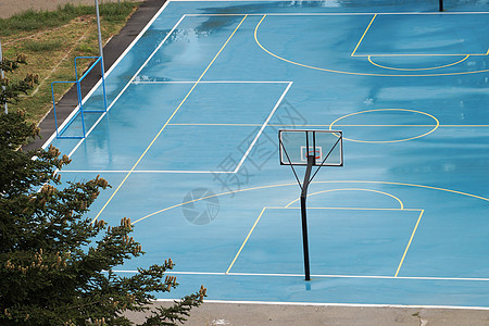 在住宅区雨下湿润的篮球场反射分数操场娱乐地面下雨学校天气法庭照片图片