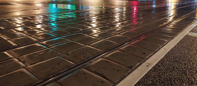 晚上马路夜间 雨水浸湿了人行道 有反射的光芒市中心运输地面天气风暴沥青雨滴大街夜生活生活背景