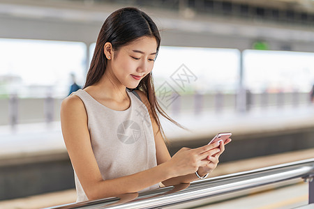 通过智能动员使用社交网络的亚洲年轻女乘客 青年女性旅客人群青少年通勤者铁路游客假期车站商业手机女士图片