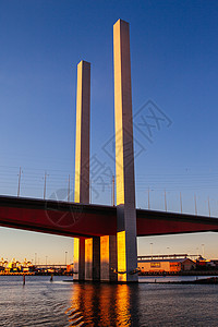 墨尔本黄昏的博尔特桥天空城市螺栓景观交通日落反射图片