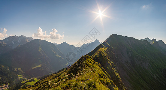 在阿尔卑斯山的日落巡游森林假期太阳光岩石远足旅行爬坡太阳阳光享受图片