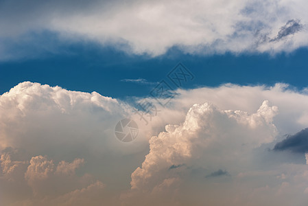 天空中的云彩天堂水平空气白云多云白色地平线蓝色晴天蓝天图片