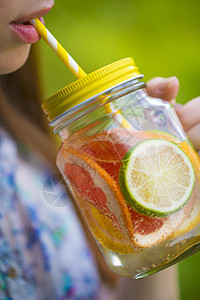 罐装水果柠檬水生物微笑食物杯子果汁蔬菜饮食女士生态女性背景图片