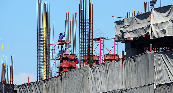 高建筑工地和劳动工人危险脚手架男人职业城市项目住房团队建筑学白色背景图片