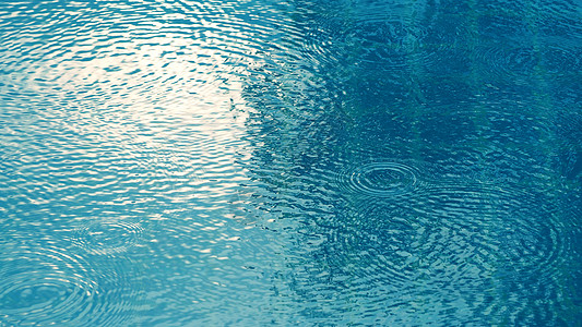 游泳池表面的雨滴白色蓝色涟漪池塘圆圈水坑下雨人行道街道波纹图片