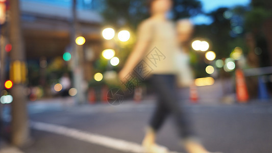 城市街头生活的模糊形象商业街道白色运动跑步生活场景黑色购物背景图片