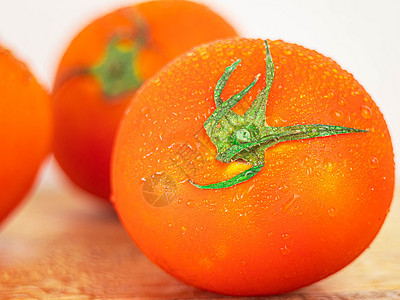 红熟熟西红番茄 在收获后喷洒水以保持新鲜季节植物花园橙子乡村蔬菜木头食物烹饪沙拉图片