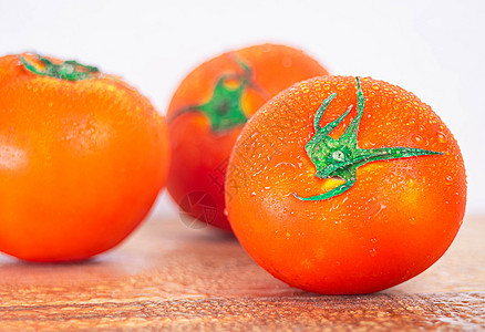 红熟熟西红番茄 在收获后喷洒水以保持新鲜食物桌子蔬菜营养植物乡村木头收成饮食季节图片