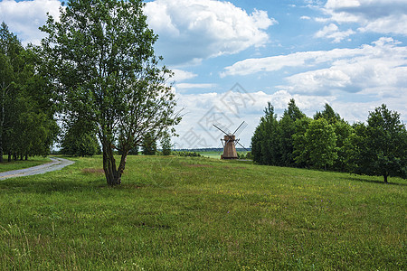夏月风景 远处的旧木厂和绿树图片