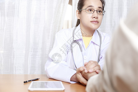 医生在她的诊所工作 听病人说 Docto图片
