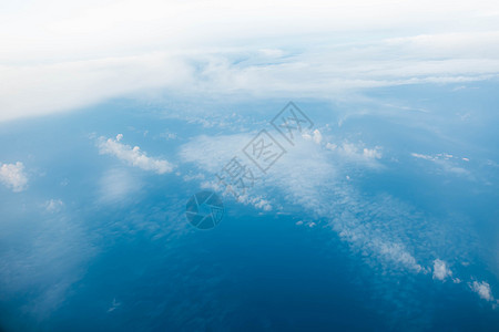 飞机窗口的云和蓝天天堂云景气氛多云天际天气天线白色天空窗户图片