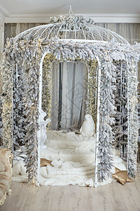 大白色装饰笼子 装饰着油褐色树 浅园地人造雪和玩具白熊带背景图片