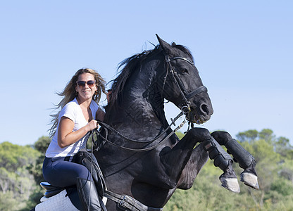 骑马的女童和女童舞步女孩骑术骑士饲养训练闲暇头盔动物活动背景图片