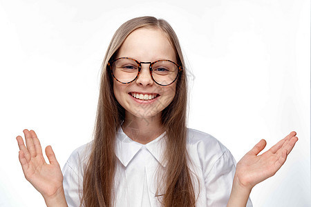 穿着白衬衫的女孩和戴手感性情的玻璃眼镜手势 轻背景工作室女性书包图书课本女士青年女学生教科书黑发孩子们图片