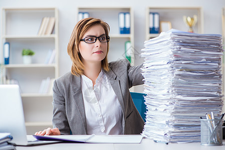 在办公室工作的商业女商务人士助手银行业挫折女性人士会计审核报告文书工人图片