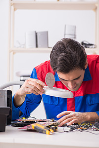 车间修理计算机专业修理工修补人员服务技术员木板工具打扫失败芯片桌面维修故障图片