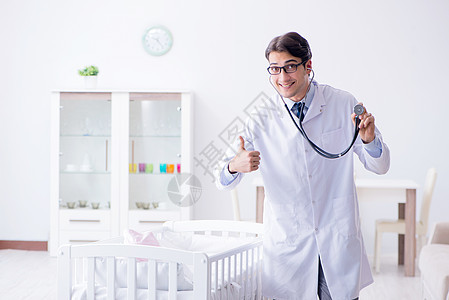 靠近婴儿床的男儿科医生 准备检查保健考试药品婴儿女孩孩子诊所从业者病人女儿图片
