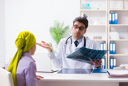 医生在医院与癌症病人交谈考试肿瘤学头巾女士保健诊断扫描测试围巾电脑图片