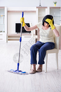年老的成年妇女在家务后疲劳清扫打扫地面卫生祖母灰尘家具房间刷子清洁工图片