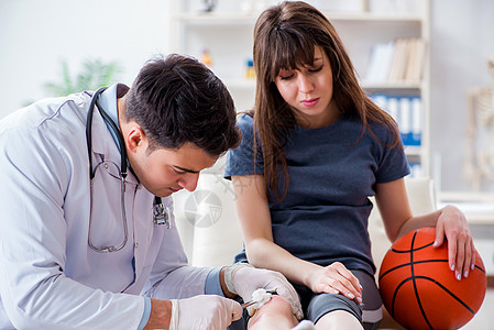 女性篮球运动员受伤后看医生女篮球运动员医院病人玩家骨科保险扭伤疼痛情况女士膝盖图片