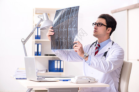 英俊的年轻医生在医院工作诊所放射科治疗断层药剂师外科电脑治疗师病人保险图片
