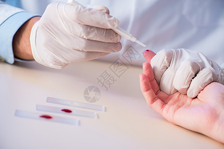 医生从手指抽取血液样本捐款病人管子关心援助诊所医院注射器检查手术图片