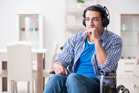 残疾人在轮轮椅上听音乐闲暇学生音乐青少年音乐家耳机椅子歌曲残障挫折图片