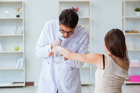 检查女性患者皮肤的医生 对女性病人皮肤进行检查考试诊所女士咨询手术男人过敏治疗卫生诊断图片