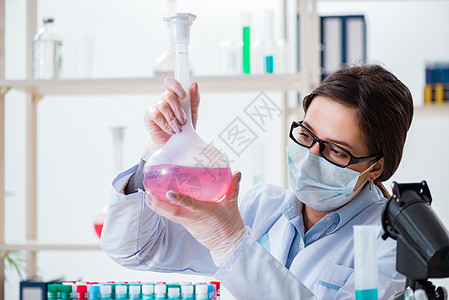 在医院实验室工作的女化学家检查测试制药保健学习科学家微生物学微生物生物学液体图片