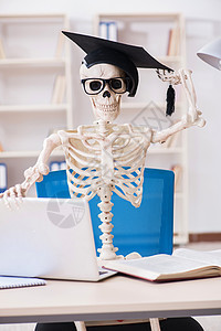 准备参加考试的学生骨架家庭作业图书馆修订读者帽子死亡砂浆桌子教育文凭图片