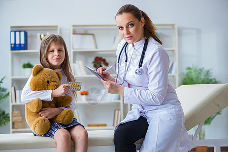 女女医生 用玩具熊检查小可爱女孩保健病人孩子诊断药品医师治疗疾病儿科诊所图片
