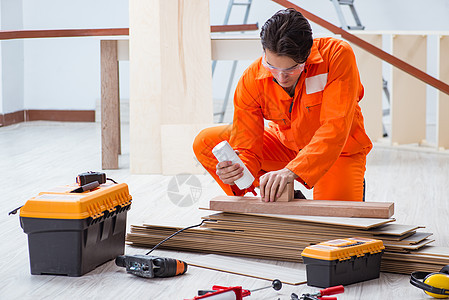 从事压层木板木地板工作的承包商工具司钻抛光房子作坊装修木工安装男人房间图片
