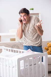 年轻父亲对哭泣的婴儿感到沮丧噪音关系孩子新生压力恐慌童年卧室父母亲子图片