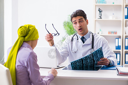 医生在医院与癌症病人交谈测试x光女士诊所诊断考试男人实验室治疗围巾图片