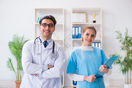 在医院就医的男医生和女医生人数微笑咨询学生诊断诊所女士治疗师导师辅导病人图片