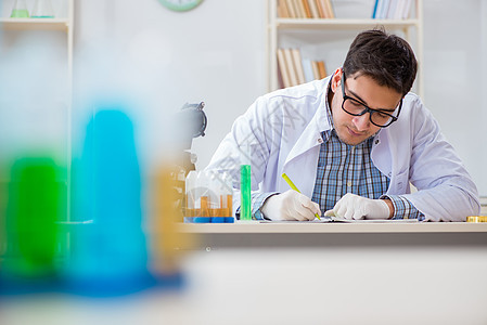 在化工实验室工作的年轻化学学青年学生细菌生物学科学化学家测试保健科学家诊断报告药品图片