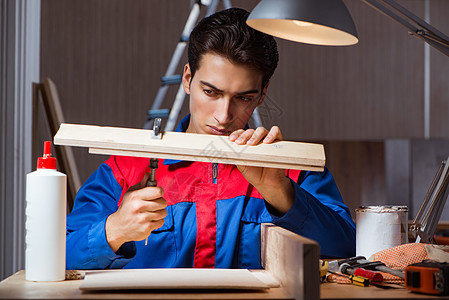 在DIY概念中 年轻人将木块混在一起工作木匠修理木头装修建设者工匠工人抛光作坊图片