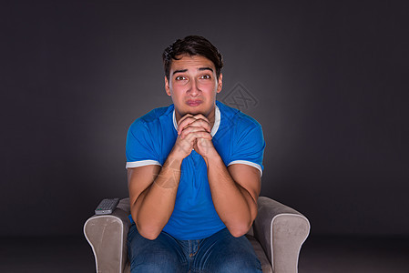 男人在灰色背景下看运动游戏压力损失打败控制渠道长椅惩罚房间情感图片