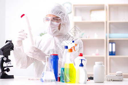 检查卫生间用品质量的化学仪表师清洁工柔软剂化学家瓶子打扫学习管子玻璃科学家显微镜图片