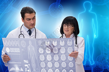 两名医生讨论远程医疗概念中的X射线图像医院保健x光医师展示屏幕卫生实验室照相技术图片